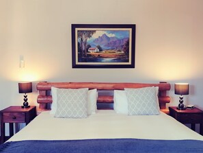 Minibar, in-room safe, free WiFi, bed sheets - Winelands Villa Guesthouse (Cape Town)