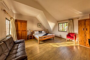 Luxury Room | Living area | Flat-screen TV - Winelands Villa Guesthouse (Cape Town)