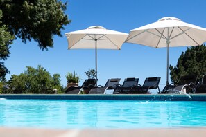 Outdoor pool, pool loungers - Winelands Villa Guesthouse (Cape Town)