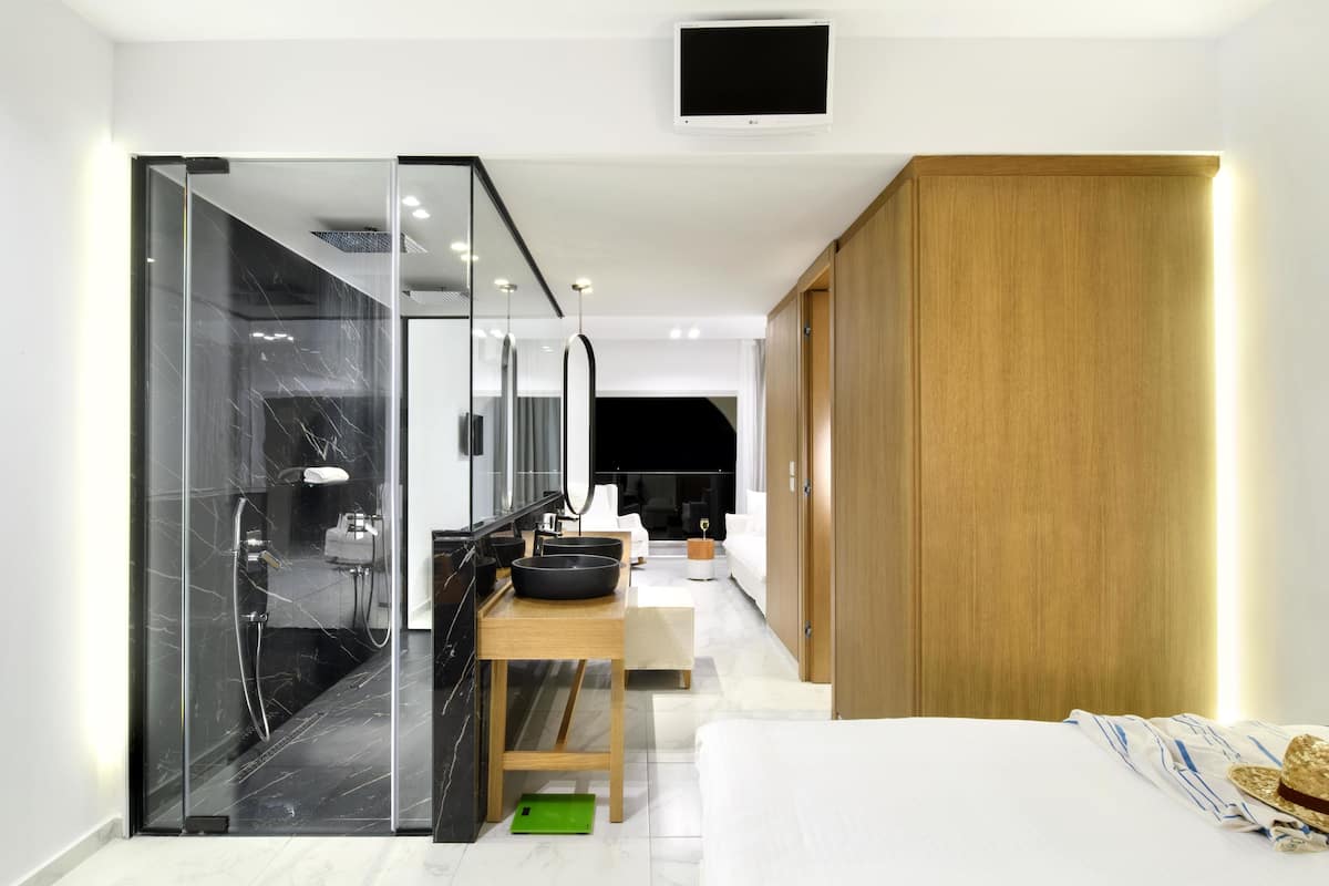1 bedroom, in-room safe, blackout curtains, soundproofing