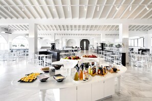 2 restaurants, breakfast, lunch served; local and international cuisine