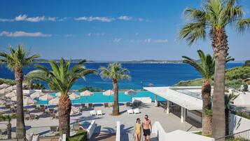 Outdoor pool, open 10 AM to 6 PM, pool loungers