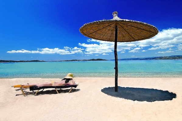 Privatstrand, Sonnenschirme, Sporttauchen, Schnorcheln