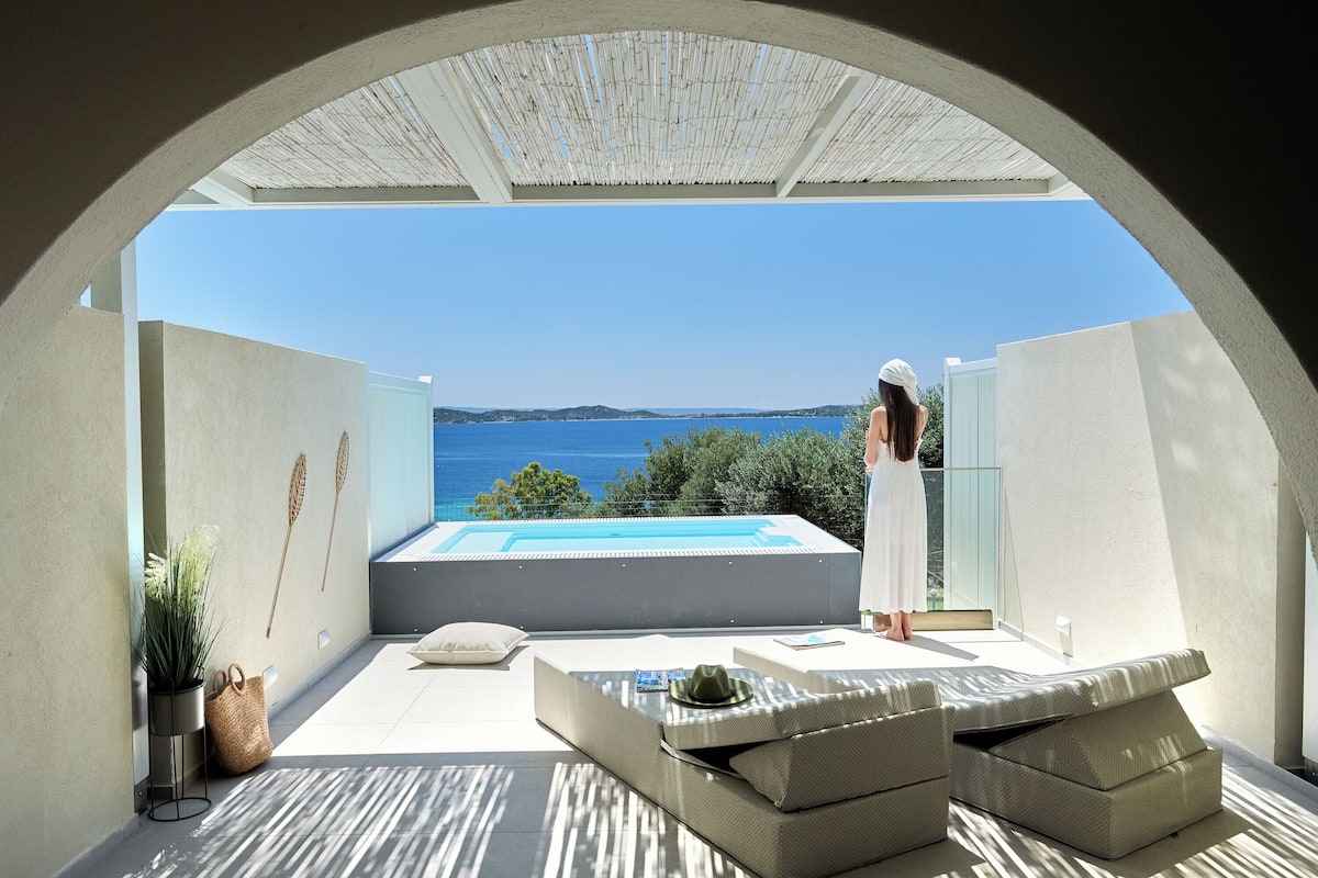 Double Room with Private Pool Land View