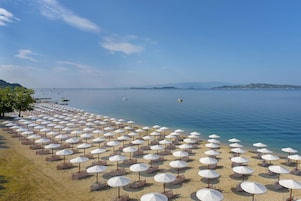 Praia particular, guarda-sóis, prática de mergulho autônomo