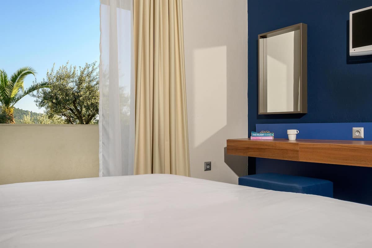 家庭客房, 1 間臥室, 花園景觀 (Lower Ground Floor) | 客房內保險箱、遮光布/窗簾、隔音、熨斗/熨衣板