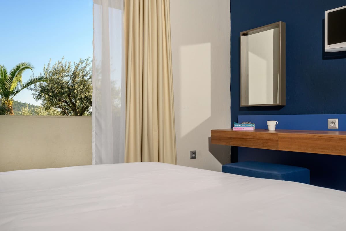 Family Room, 1 Bedroom, Garden View (Lower Ground Floor) | 1 bedroom, in-room safe, blackout drapes, soundproofing