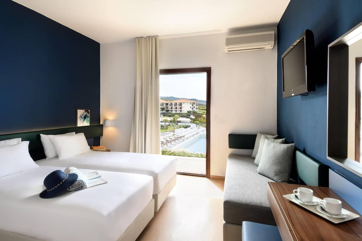 標準雙人或雙床房, 部分海景 | 客房內保險箱、遮光布/窗簾、隔音、熨斗/熨衣板