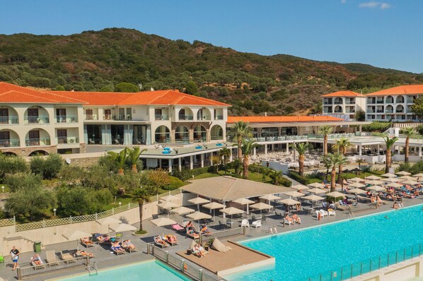 Piscine extérieure, chaises longues