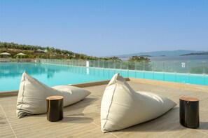 Piscina a l'aire lliure (horari: 10:00-18:00) i gandules 