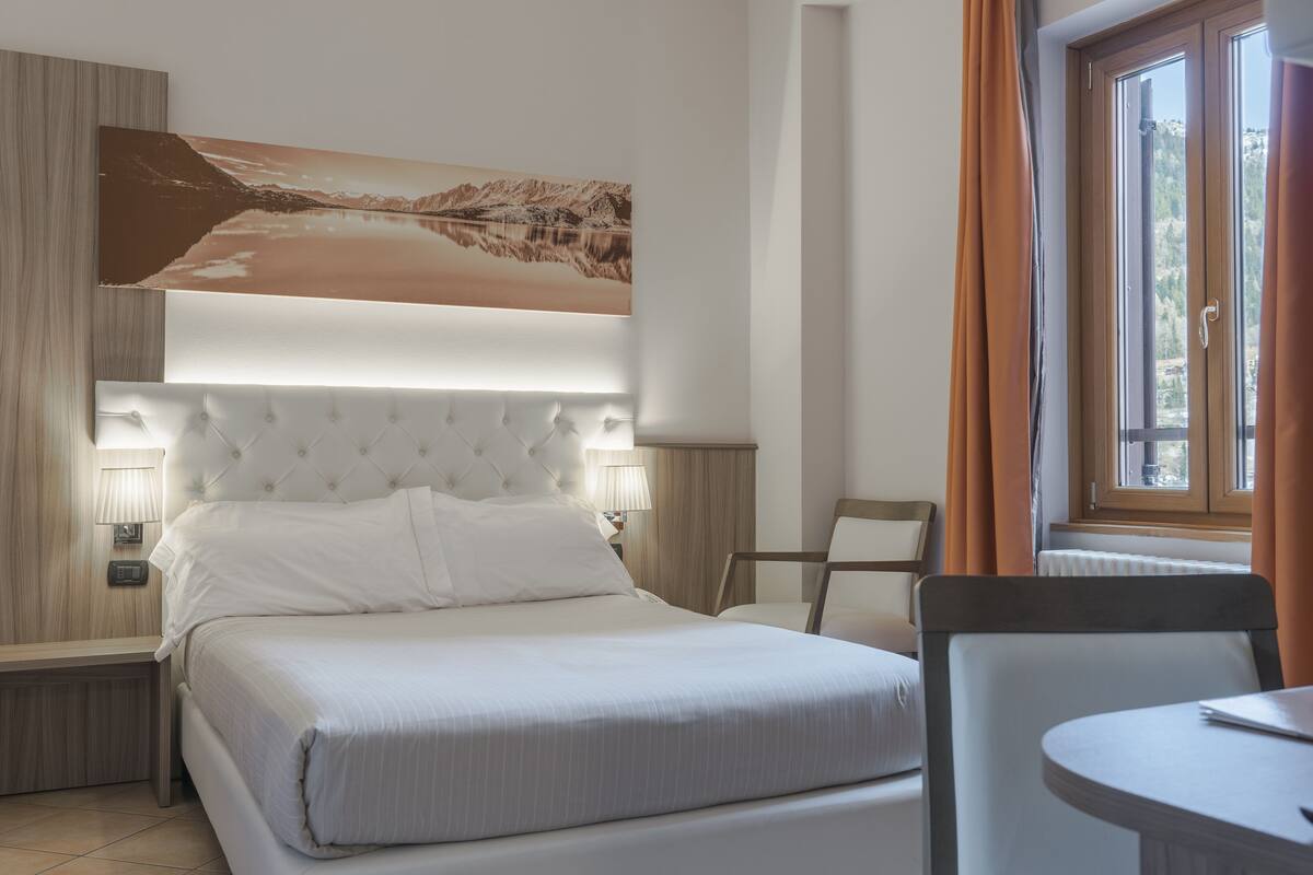 Habitación doble clásica de uso individual, vista a la montaña | Ropa de cama de alta calidad y edredón