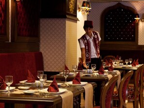 2 間餐廳，供應早餐、午餐和晚餐，國際料理