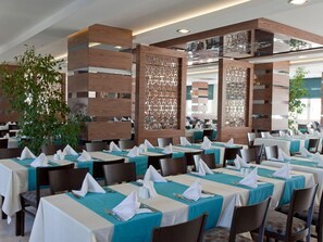 2 restauranter, frokost, lunsj og middag serveres, internasjonale retter