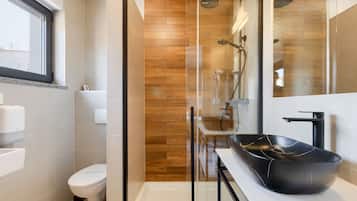 Deluxe driepersoonskamer | Badkamer | Een douche, een regendouche, gratis toiletartikelen, een haardroger