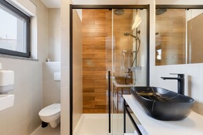 Deluxe Triple Room | Bathroom | Shower, rainfall showerhead, free toiletries, hair dryer - Pula City Center Accommodation (Pula)