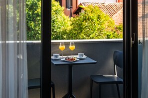 Habitación triple superior | Terraza o patio