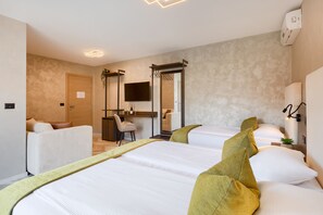 Habitación triple superior | Ropa de cama de alta calidad, escritorio, insonorización y wifi gratis 