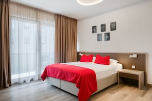 Ropa de cama de alta calidad, escritorio y sistema de insonorización