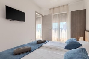 Premium bedding, desk, soundproofing, free WiFi