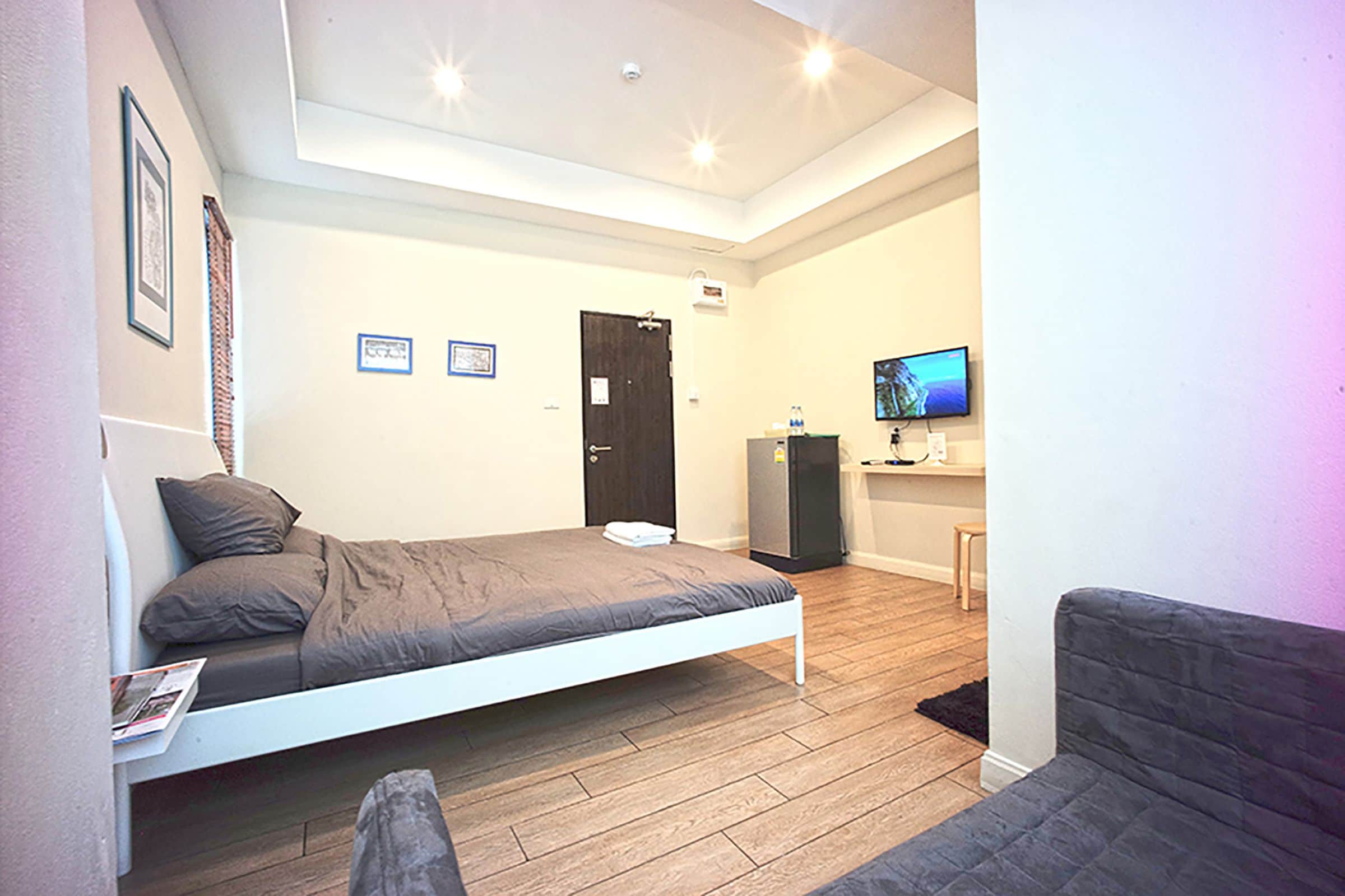 Standard Studio, 1 King Bed, Ground Floor | Individually decorated, individually furnished, free WiFi, bed sheets