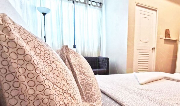 Standard Studio, 1 King Bed, Ground Floor | Individually decorated, individually furnished, free WiFi, bed sheets - 26 Bed and Coffee (Chonburi)