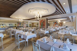 Breakfast, lunch, dinner served; international cuisine 