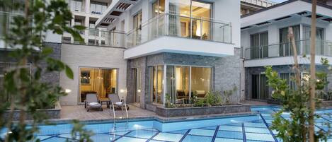 Free minibar, in-room safe, desk, free WiFi