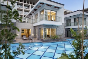 A modern hotel with a swimming pool, outdoor seating, and a multi-story building with balconies. - Kilikya Palace Goynuk - All Inclusive (Kemer)