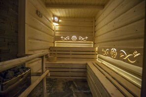 Una sauna con bancos de madera y suelo de baldosas.