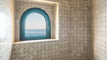 Duschwanne, Designer-Toilettenartikel, Haartrockner, Bademäntel