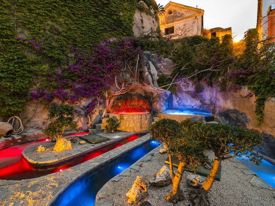 Una bañera de hidromasaje, baño turco, masajes con piedras calientes