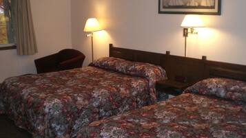 Camera Standard, 2 letti queen, non fumatori | Una scrivania, ferro/asse da stiro, Wi-Fi gratuito, lenzuola