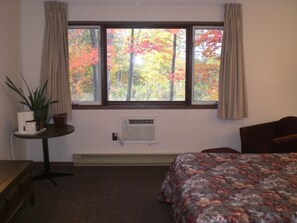 Standard Room, 1 Queen Bed, Non Smoking | Desk, iron/ironing board, free WiFi, bed sheets