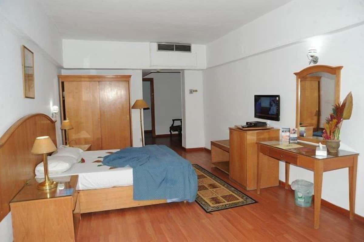 Habitación estándar, vista a la ciudad | 1 habitación, minibar y caja de seguridad en la habitación