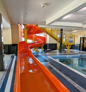 Una piscina cubierta