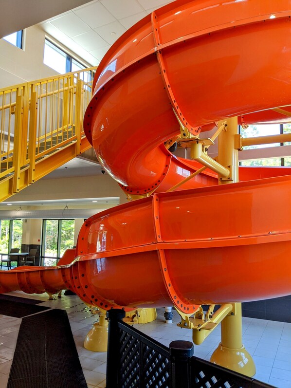 Una piscina cubierta