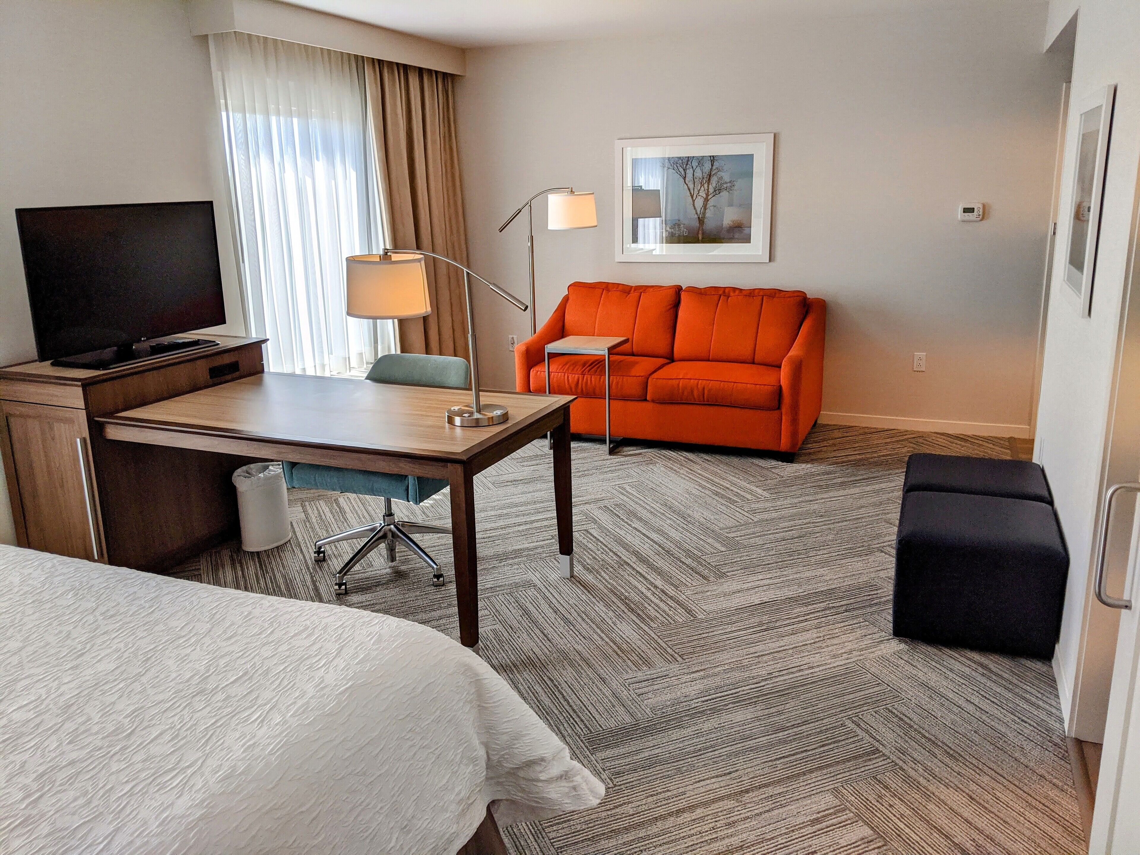 42-英寸LED 电视 （配备收费电视频道）、电视