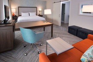 开间套房, 1 张特大床, 无障碍, 吸烟房 (Roll-In Shower) | 客房内保险箱、免费婴儿床、床单