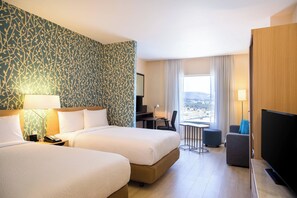 Phòng Suite, 2 giường đôi | Két bảo mật tại phòng, bàn, bàn ủi/dụng cụ ủi quần áo 