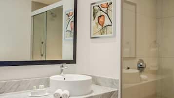 Regadera, amenidades de baño gratuitas, secadora de cabello, toallas