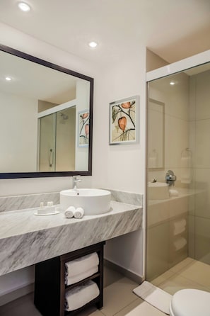 Shower, free toiletries, hair dryer, towels - Fairfield Inn & Suites Queretaro Juriquilla (Querétaro)