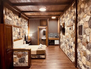 Grand-studio, tupakointi kielletty | Ylelliset vuodevaatteet, minibaari, yksilöllisesti sisustettu