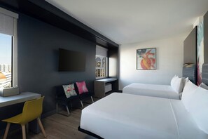 Ropa de cama de alta calidad y caja de seguridad en la habitación