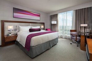 Premium bedding, pillow-top beds, in-room safe, desk - Parkwest Bicycle Casino (Bell Gardens)
