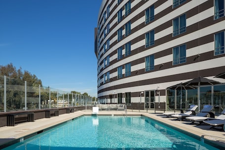 Piscina externa, funciona das 6h às 18h, espreguiçadeiras