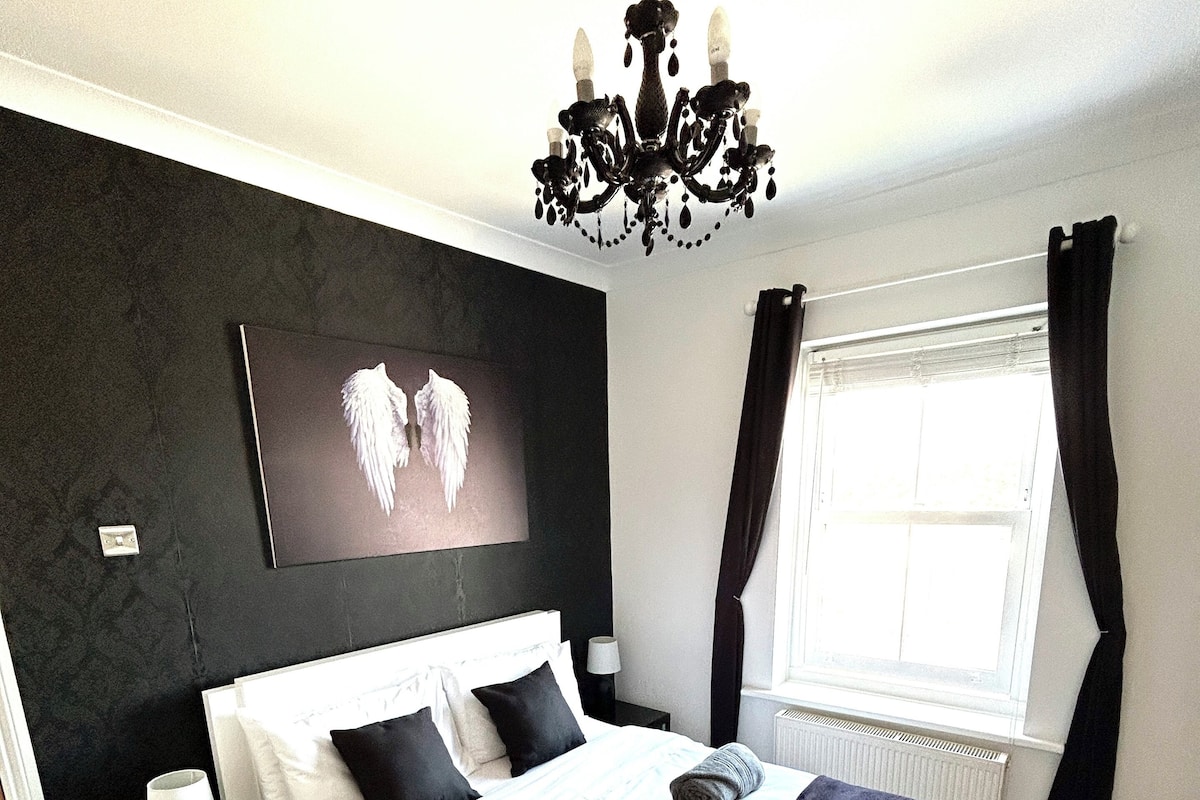 Ropa de cama de alta calidad, muebles diferentes y cortinas blackout