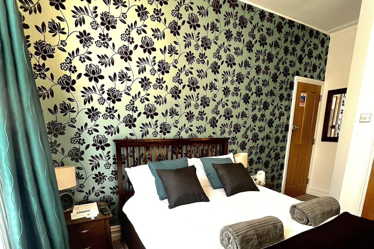 Ropa de cama de alta calidad, muebles diferentes y cortinas blackout