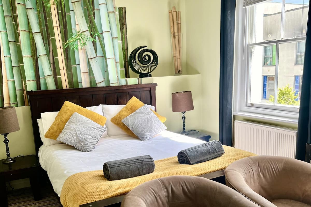 Ropa de cama de alta calidad, muebles diferentes y cortinas blackout