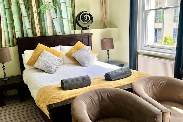 Habitación doble superior, 1 cama de matrimonio grande | Ropa de cama de alta calidad, mobiliario individual, cortinas opacas