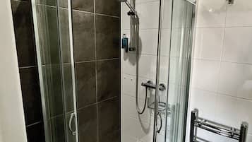 Douche, articles de toilette gratuits, sèche-cheveux